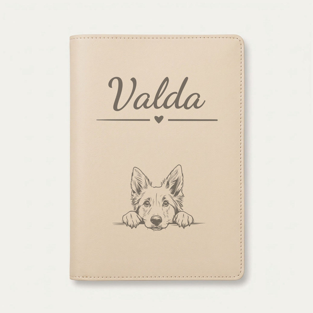 Protège carnet de santé chien personnalisé – Berger belge groenendael — Crème vanille — Cœur — gravure « Valda »