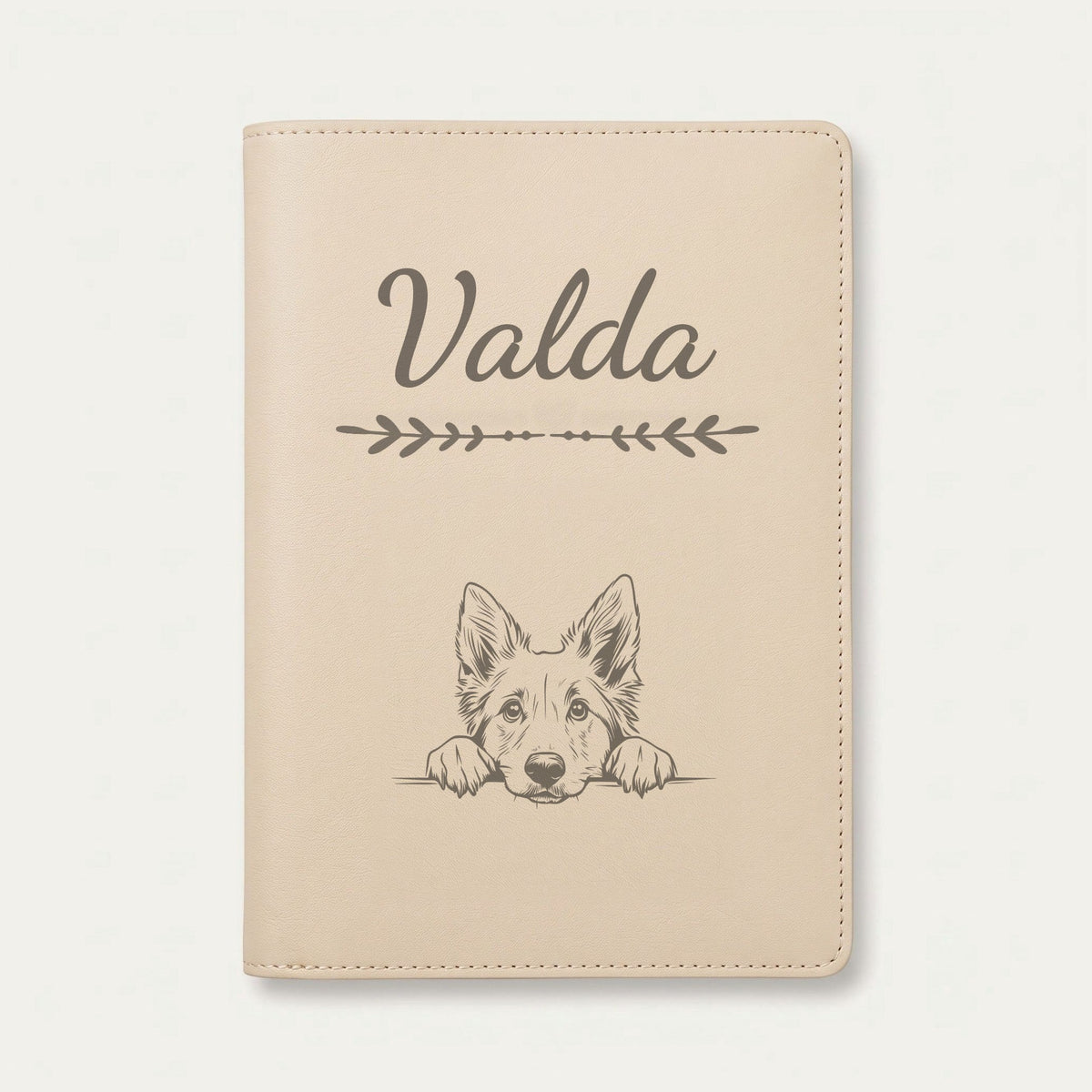 Protège carnet de santé chien personnalisé – Berger belge groenendael — Crème vanille — Flèche — gravure « Valda »