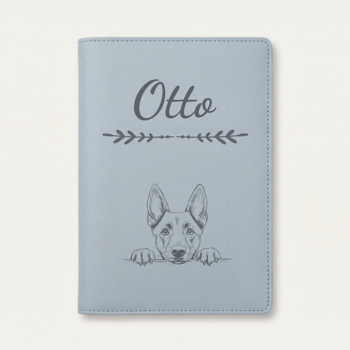 Protège carnet de santé chien personnalisé – Berger belge malinois — Bleu nuage — Flèche — gravure « Otto »