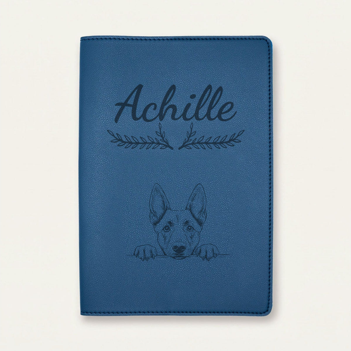 Protège carnet de santé chien personnalisé – Berger belge malinois — Bleu nuit — Bouquet — gravure « Achille »