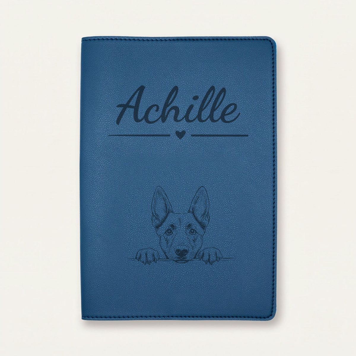 Protège carnet de santé chien personnalisé – Berger belge malinois — Bleu nuit — Cœur — gravure « Achille »