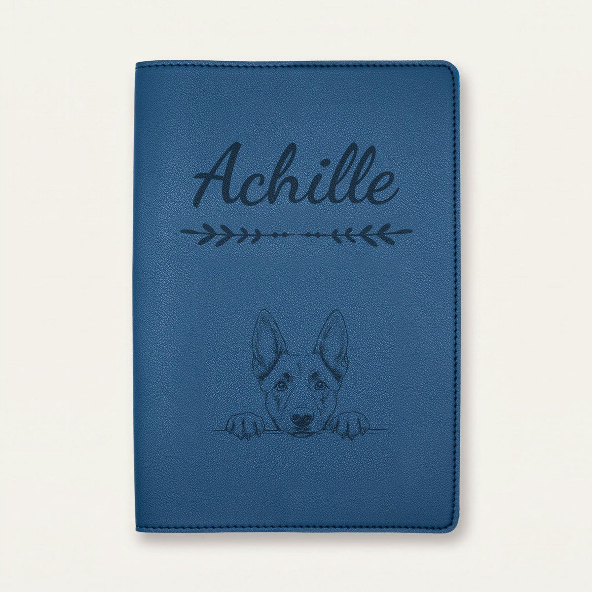 Protège carnet de santé chien personnalisé – Berger belge malinois — Bleu nuit — Flèche — gravure « Achille »