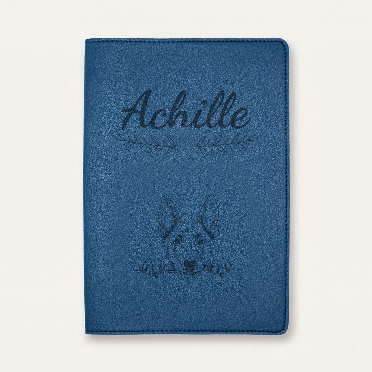 Protège carnet de santé chien personnalisé – Berger belge malinois — Bleu nuit — Rameaux — gravure « Achille »