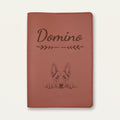Protège carnet de santé chien personnalisé – Berger belge malinois — Chocolat — Flèche — gravure « Domino »