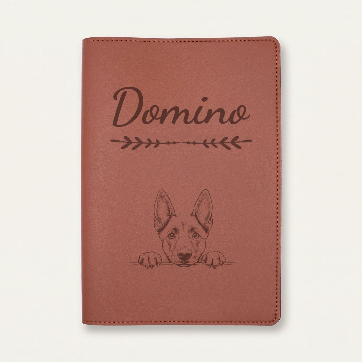 Protège carnet de santé chien personnalisé – Berger belge malinois — Chocolat — Flèche — gravure « Domino »
