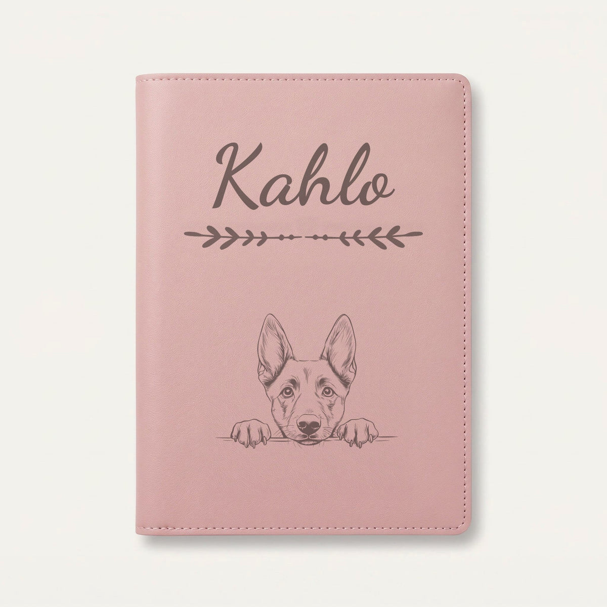 Protège carnet de santé chien personnalisé – Berger belge malinois — Rose dragée — Flèche — gravure « Kahlo »