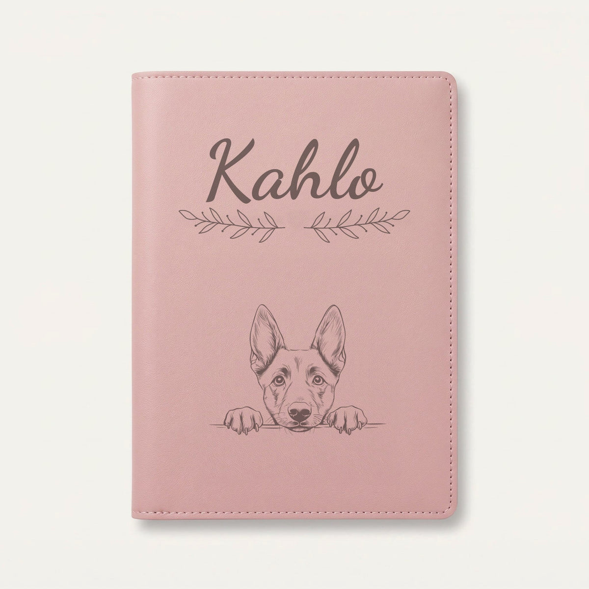 Protège carnet de santé chien personnalisé – Berger belge malinois — Rose dragée — Rameaux — gravure « Kahlo »