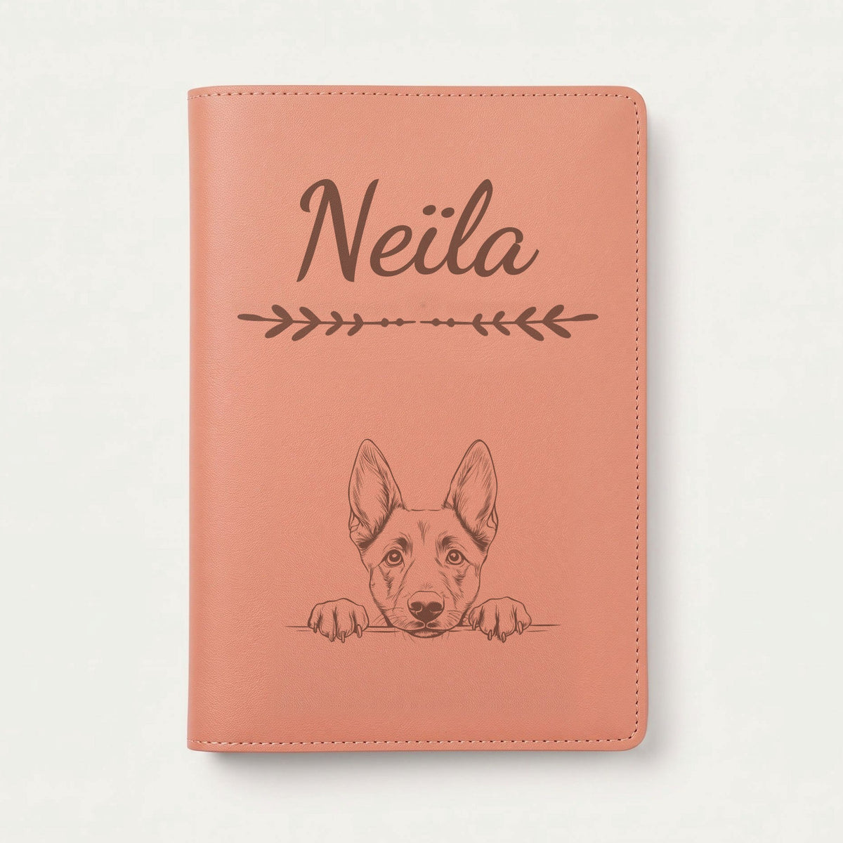 Protège carnet de santé chien personnalisé – Berger belge malinois — Terracotta — Flèche — gravure « Neïla »