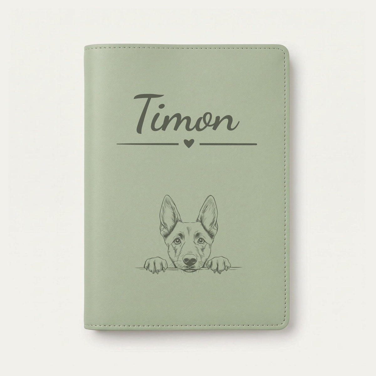 Protège carnet de santé chien personnalisé – Berger belge malinois — Vert sauge — Cœur — gravure « Timon »