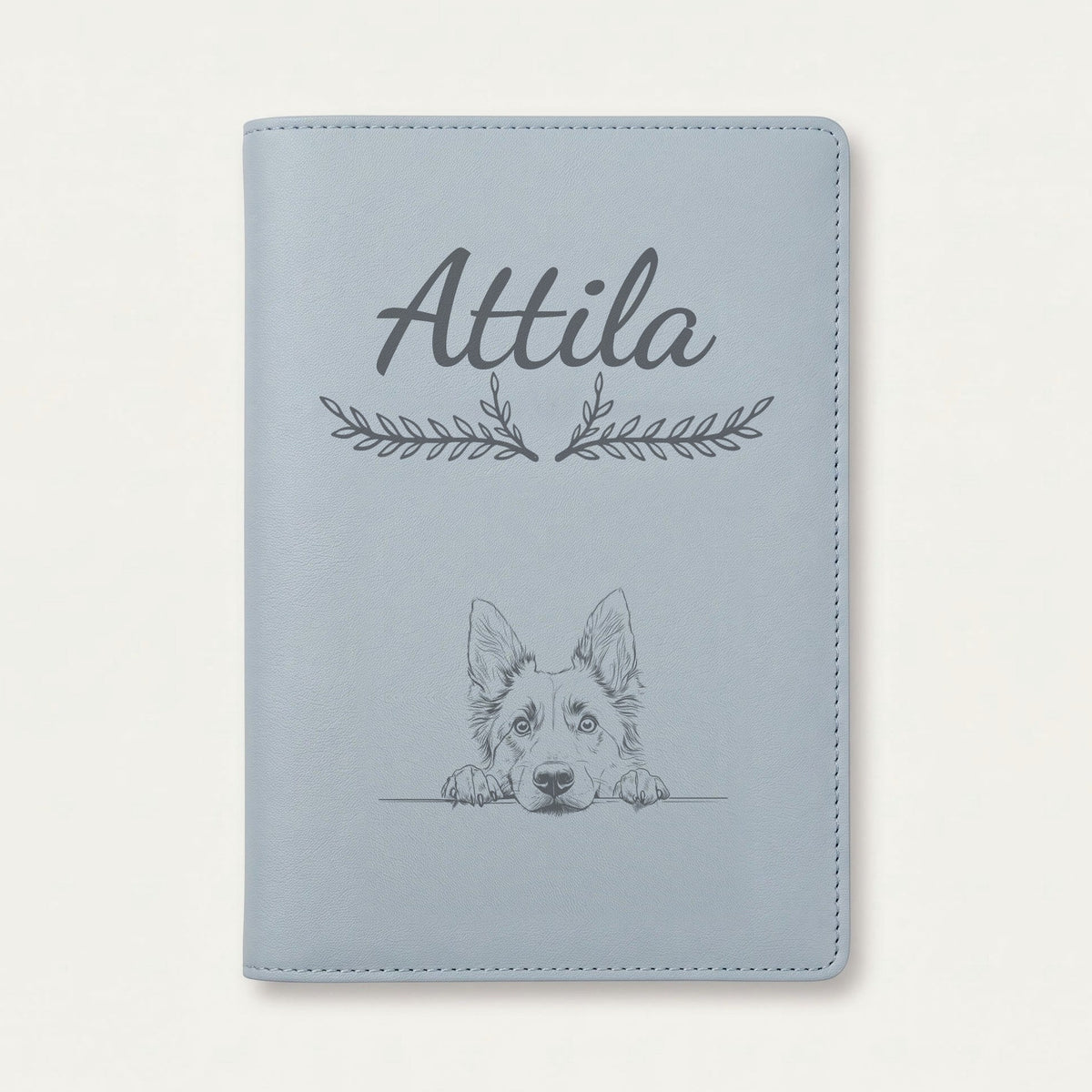 Protège carnet de santé chien personnalisé – Berger belge tervueren — Bleu nuage — Bouquet — gravure « Attila »
