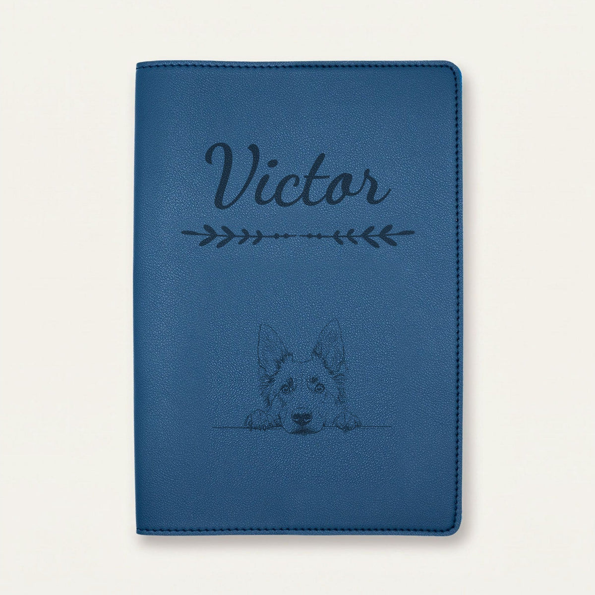 Protège carnet de santé chien personnalisé – Berger belge tervueren — Bleu nuit — Flèche — gravure « Victor »