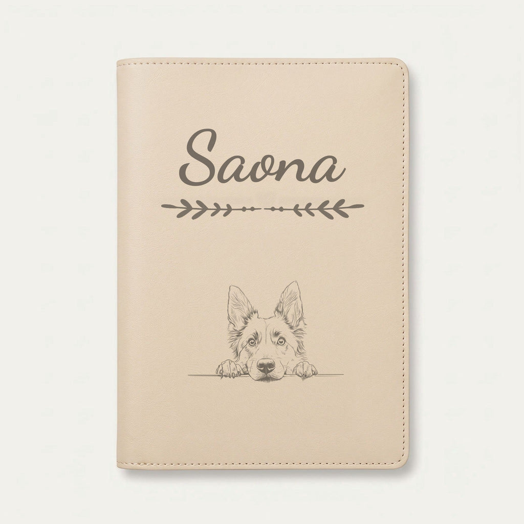 Protège carnet de santé chien personnalisé – Berger belge tervueren — Crème vanille — Flèche — gravure « Saona »