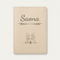 Protège carnet de santé chien personnalisé – Berger belge tervueren — Crème vanille — Flèche — gravure « Saona »
