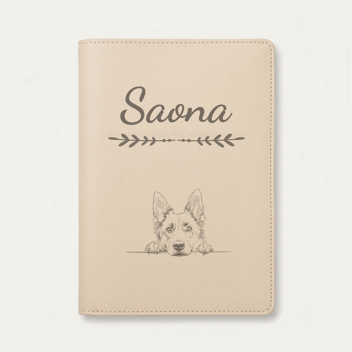 Protège carnet de santé chien personnalisé – Berger belge tervueren — Crème vanille — Flèche — gravure « Saona »