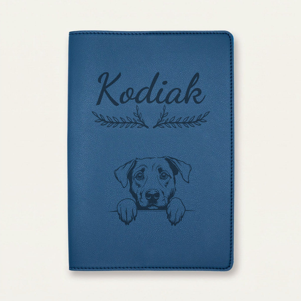 Protège carnet de santé chien personnalisé – Berger d'Anatolie — Bleu nuit — Bouquet — gravure « Kodiak »