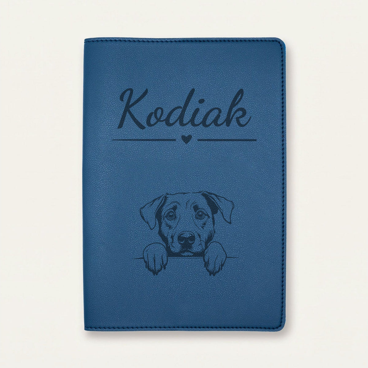 Protège carnet de santé chien personnalisé – Berger d'Anatolie — Bleu nuit — Cœur — gravure « Kodiak »