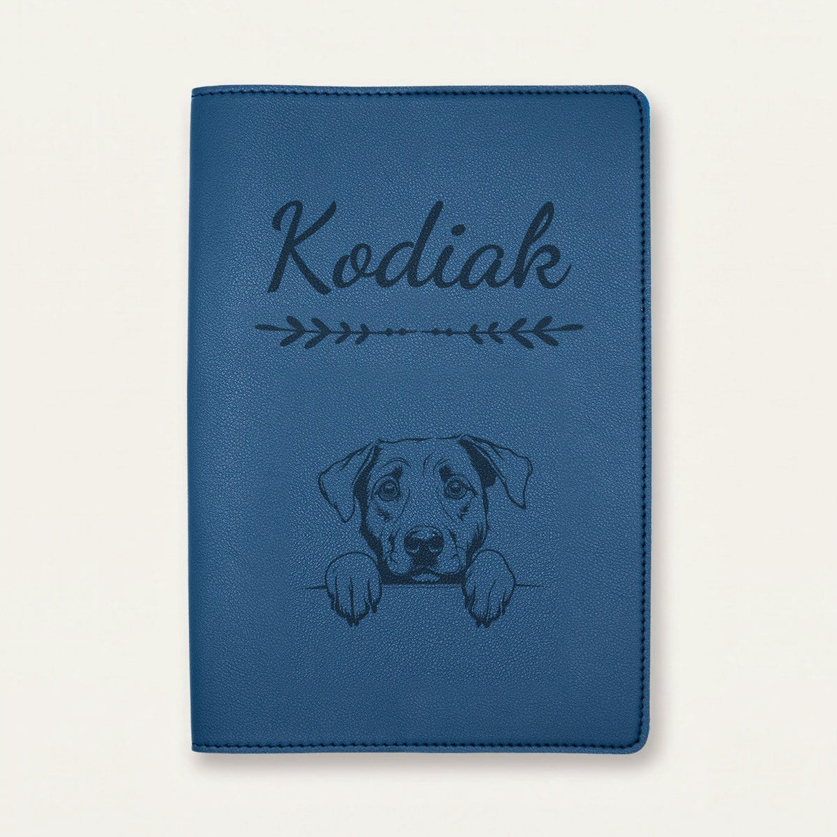 Protège carnet de santé chien personnalisé – Berger d'Anatolie — Bleu nuit — Flèche — gravure « Kodiak »