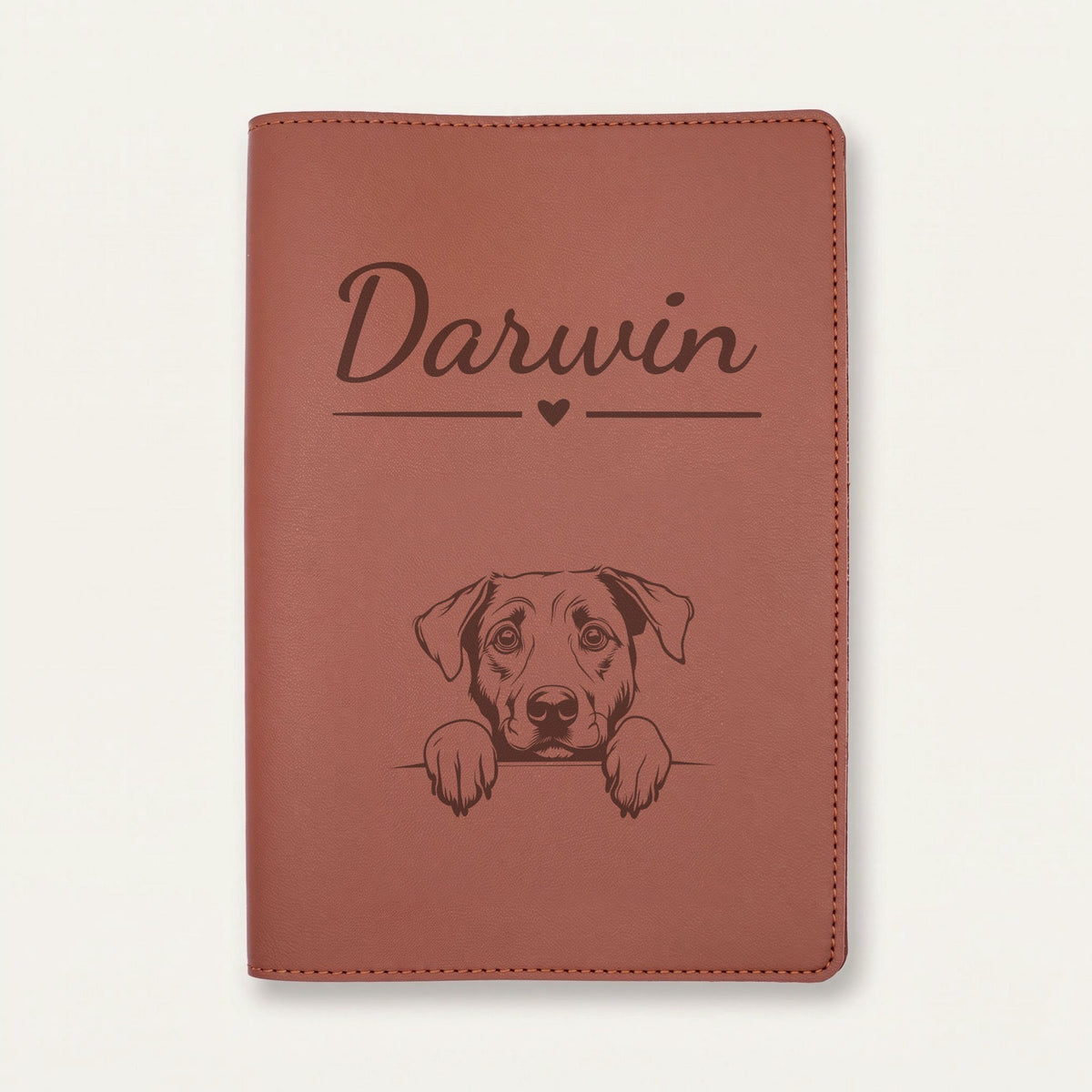Protège carnet de santé chien personnalisé – Berger d'Anatolie — Chocolat — Cœur — gravure « Darwin »
