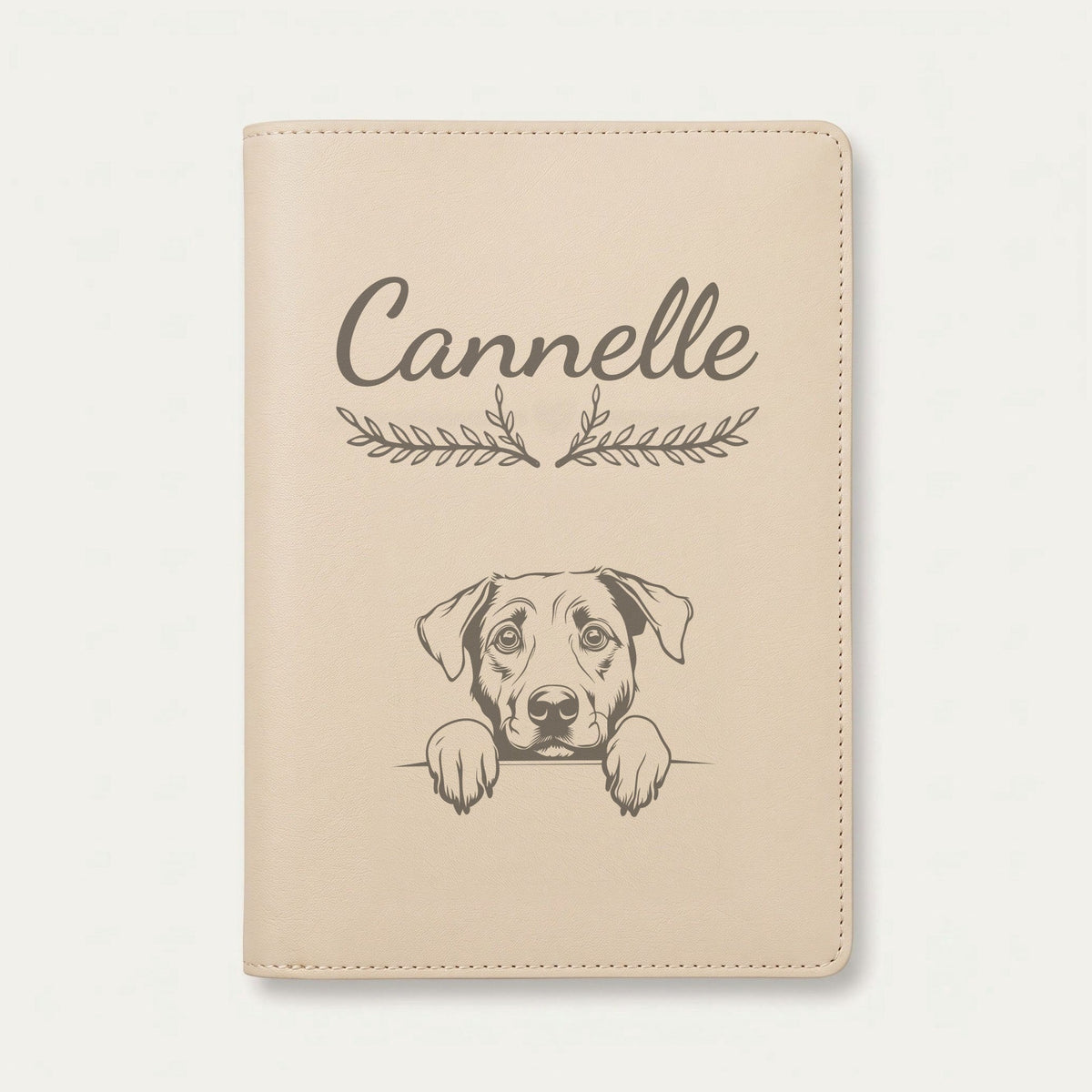 Protège carnet de santé chien personnalisé – Berger d'Anatolie — Crème vanille — Bouquet — gravure « Cannelle »