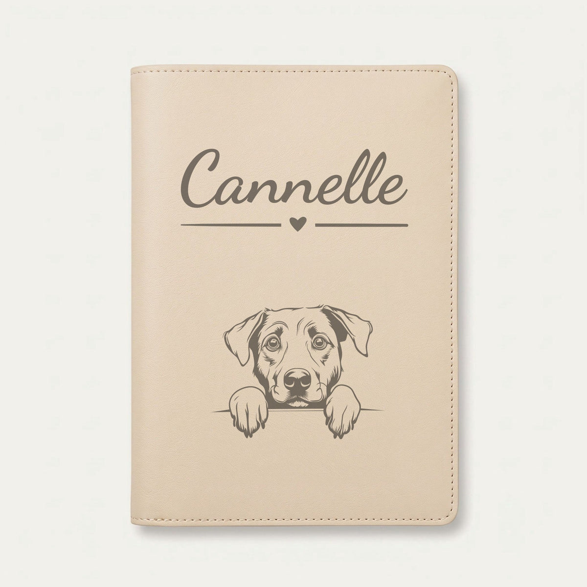 Protège carnet de santé chien personnalisé – Berger d'Anatolie — Crème vanille — Cœur — gravure « Cannelle »