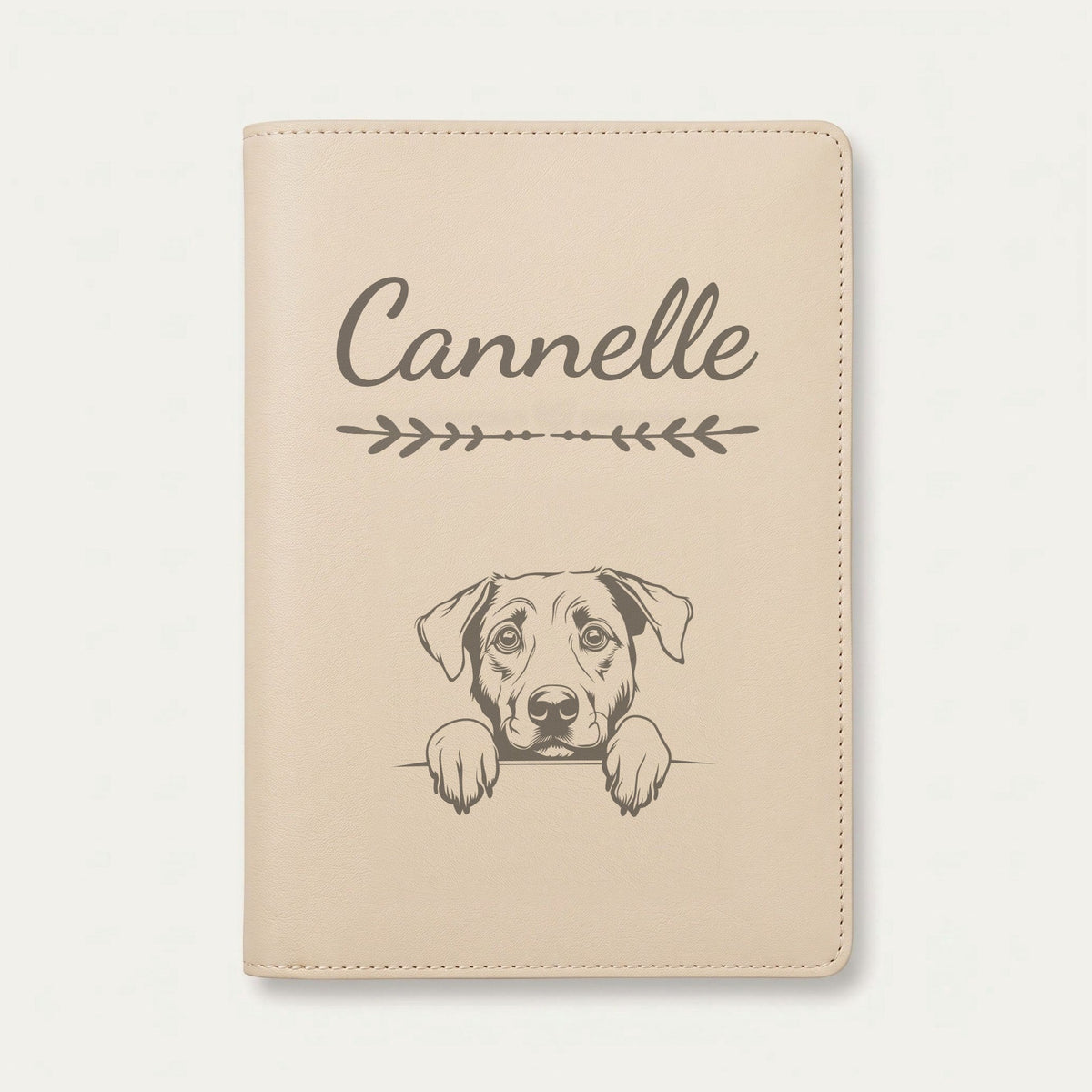 Protège carnet de santé chien personnalisé – Berger d'Anatolie — Crème vanille — Flèche — gravure « Cannelle »