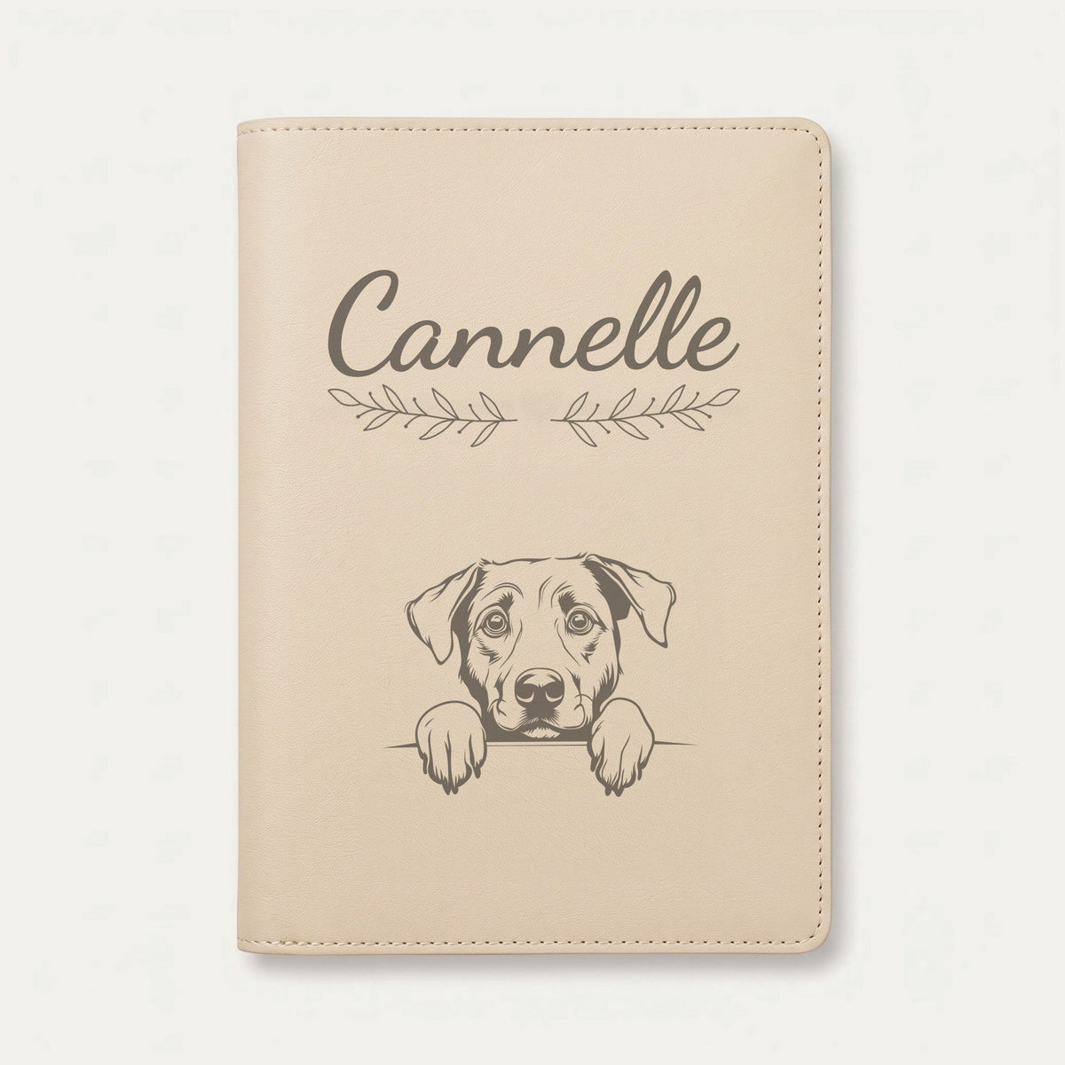Protège carnet de santé chien personnalisé – Berger d'Anatolie — Crème vanille — Rameaux — gravure « Cannelle »