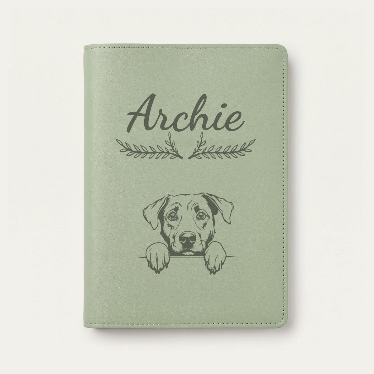 Protège carnet de santé chien personnalisé – Berger d'Anatolie — Vert sauge — Bouquet — gravure « Archie »