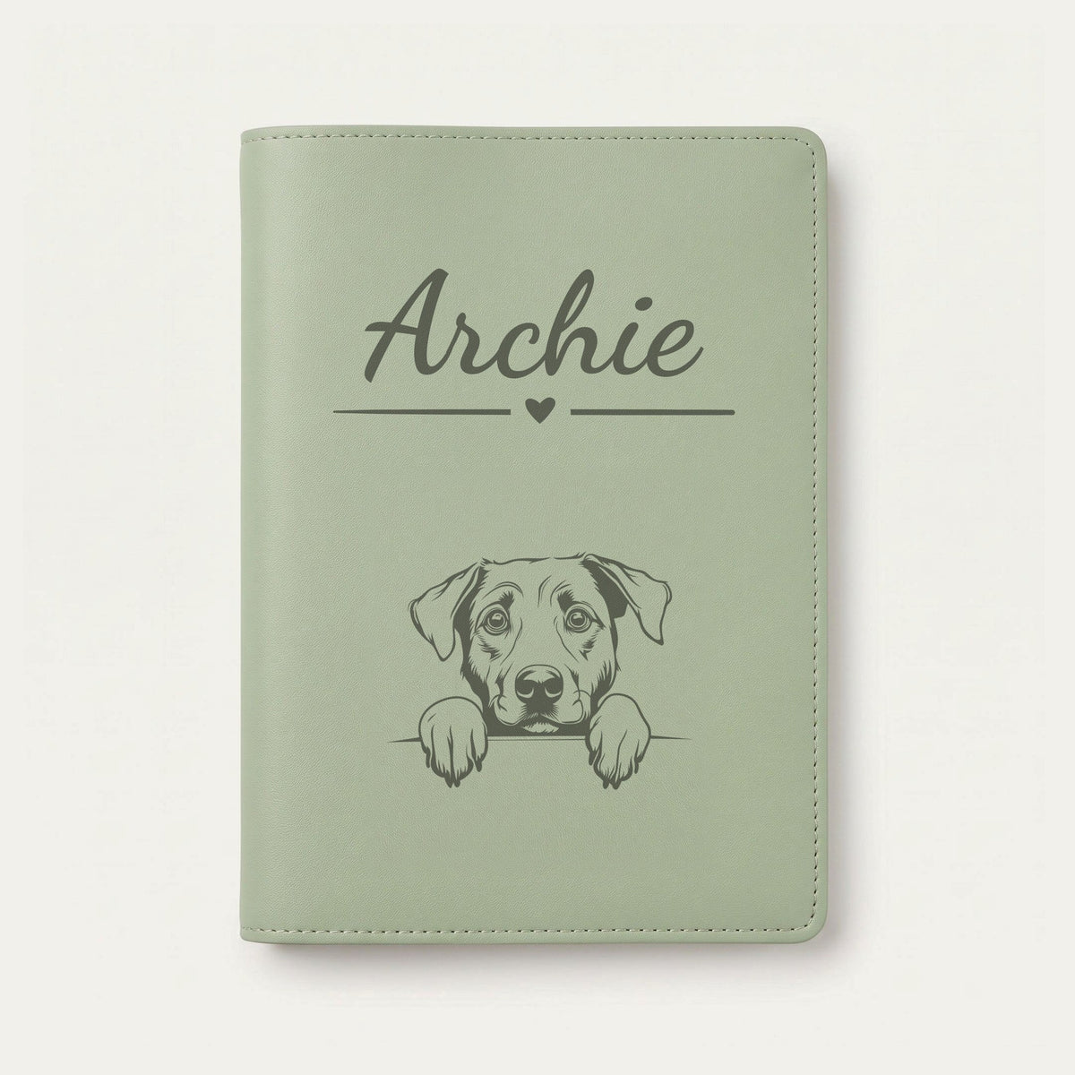 Protège carnet de santé chien personnalisé – Berger d'Anatolie — Vert sauge — Cœur — gravure « Archie »