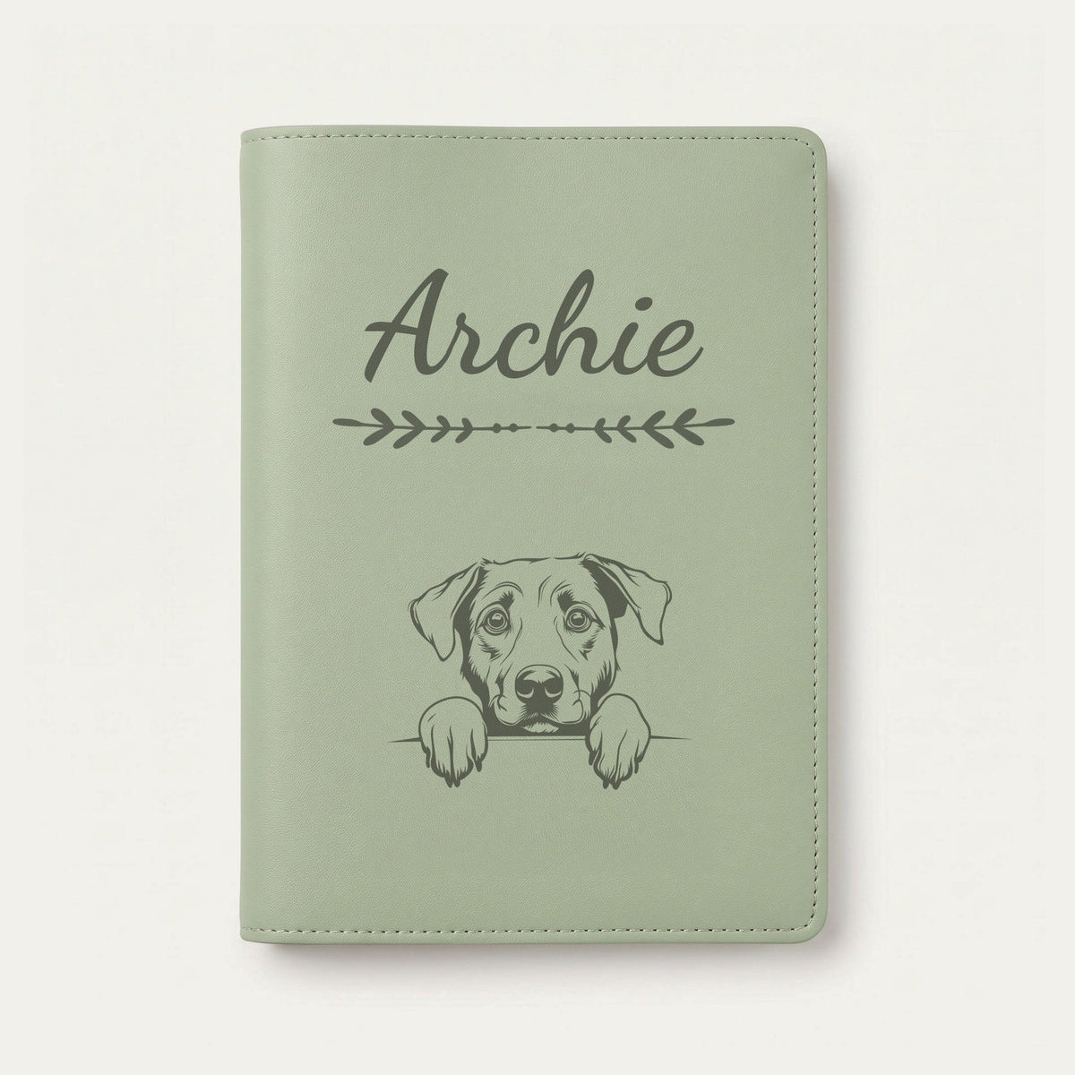 Protège carnet de santé chien personnalisé – Berger d'Anatolie — Vert sauge — Flèche — gravure « Archie »