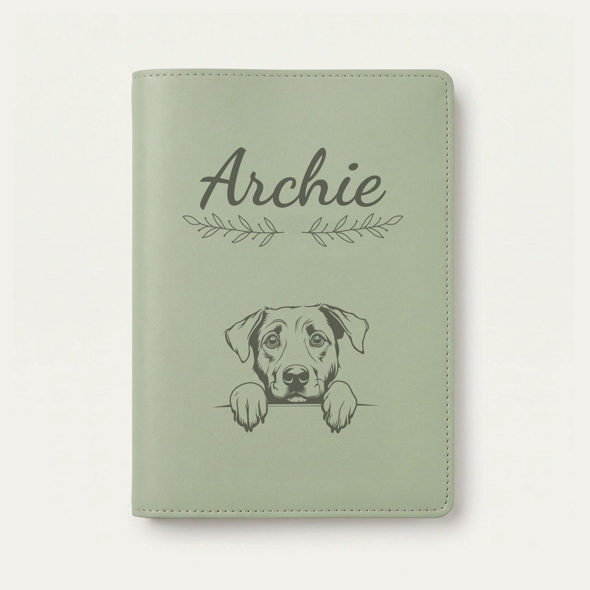 Protège carnet de santé chien personnalisé – Berger d'Anatolie — Vert sauge — Rameaux — gravure « Archie »