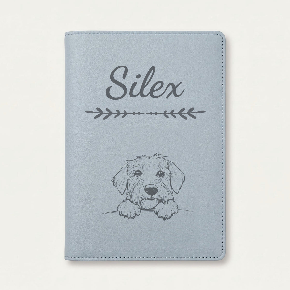 Protège carnet de santé chien personnalisé – Berger de Brie (Briard) — Bleu nuage — Flèche — gravure « Silex »