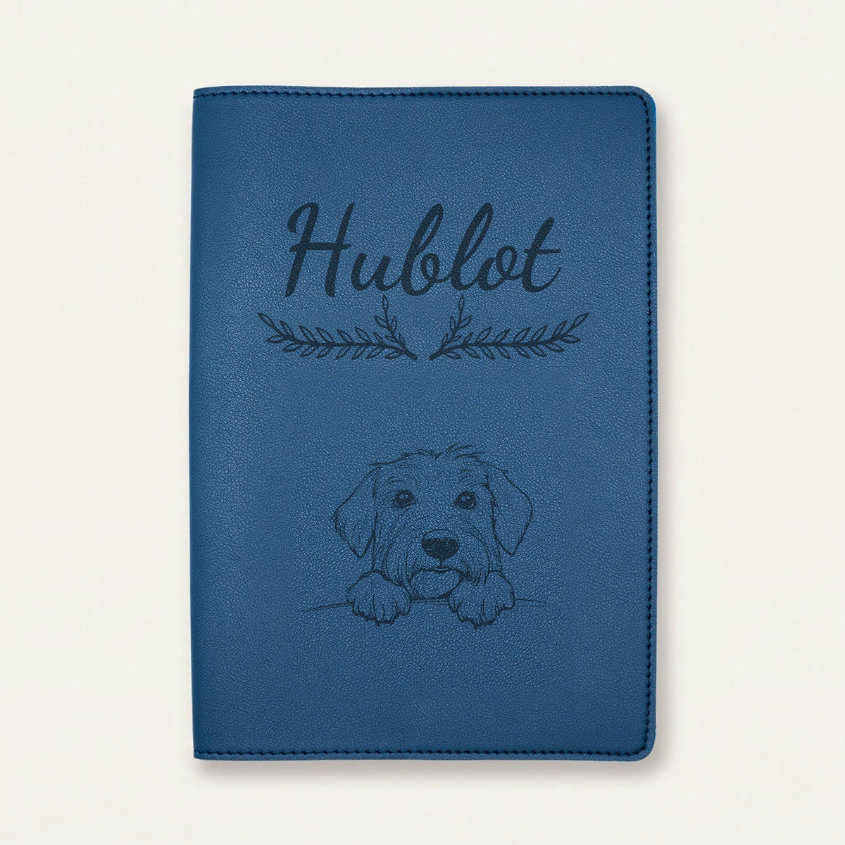 Protège carnet de santé chien personnalisé – Berger de Brie (Briard) — Bleu nuit — Bouquet — gravure « Hublot »