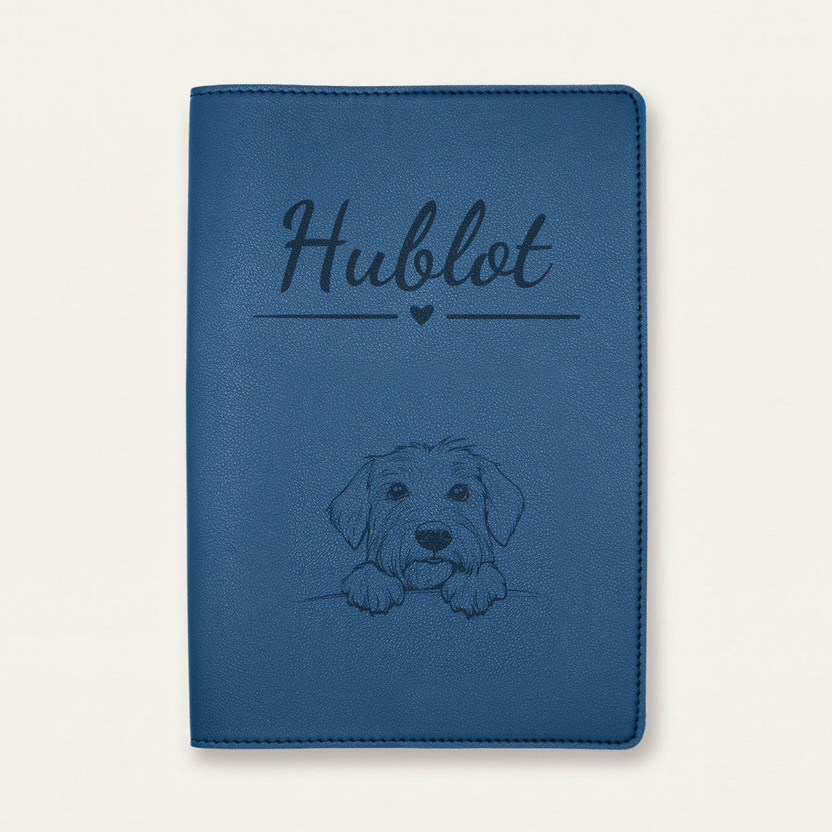 Protège carnet de santé chien personnalisé – Berger de Brie (Briard) — Bleu nuit — Cœur — gravure « Hublot »