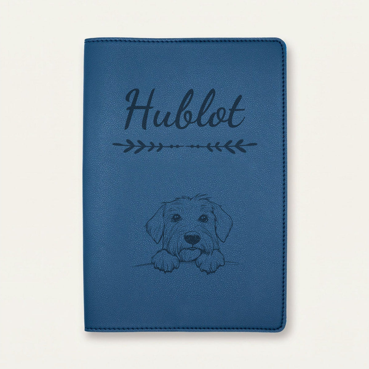 Protège carnet de santé chien personnalisé – Berger de Brie (Briard) — Bleu nuit — Flèche — gravure « Hublot »