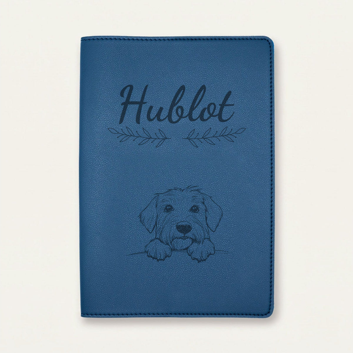 Protège carnet de santé chien personnalisé – Berger de Brie (Briard) — Bleu nuit — Rameaux — gravure « Hublot »