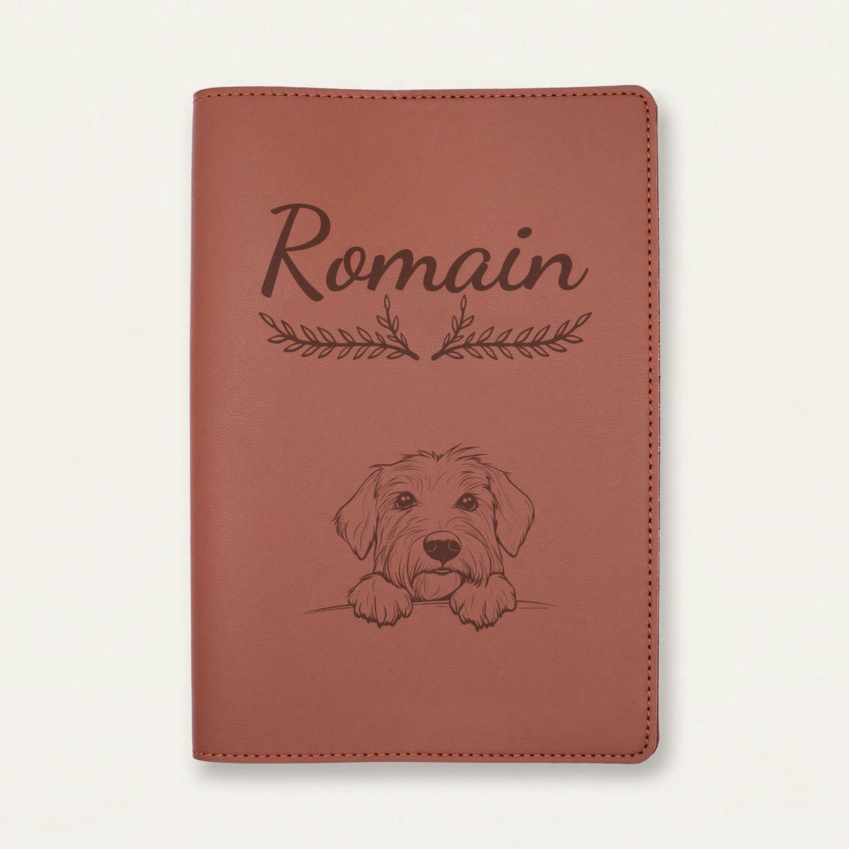 Protège carnet de santé chien personnalisé – Berger de Brie (Briard) — Chocolat — Bouquet — gravure « Romain »