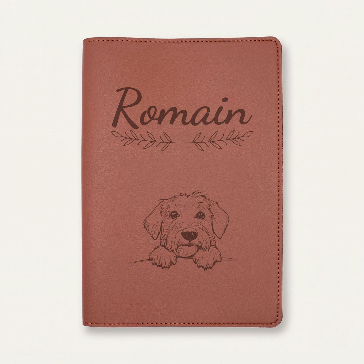 Protège carnet de santé chien personnalisé – Berger de Brie (Briard) — Chocolat — Rameaux — gravure « Romain »
