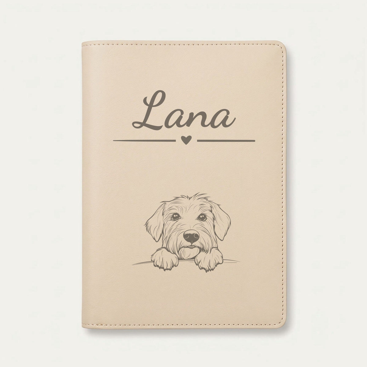 Protège carnet de santé chien personnalisé – Berger de Brie (Briard) — Crème vanille — Cœur — gravure « Lana »