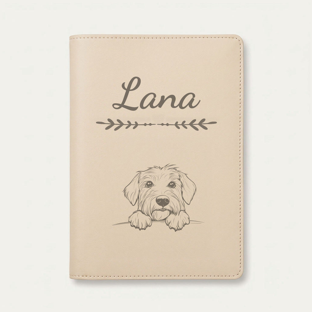 Protège carnet de santé chien personnalisé – Berger de Brie (Briard) — Crème vanille — Flèche — gravure « Lana »