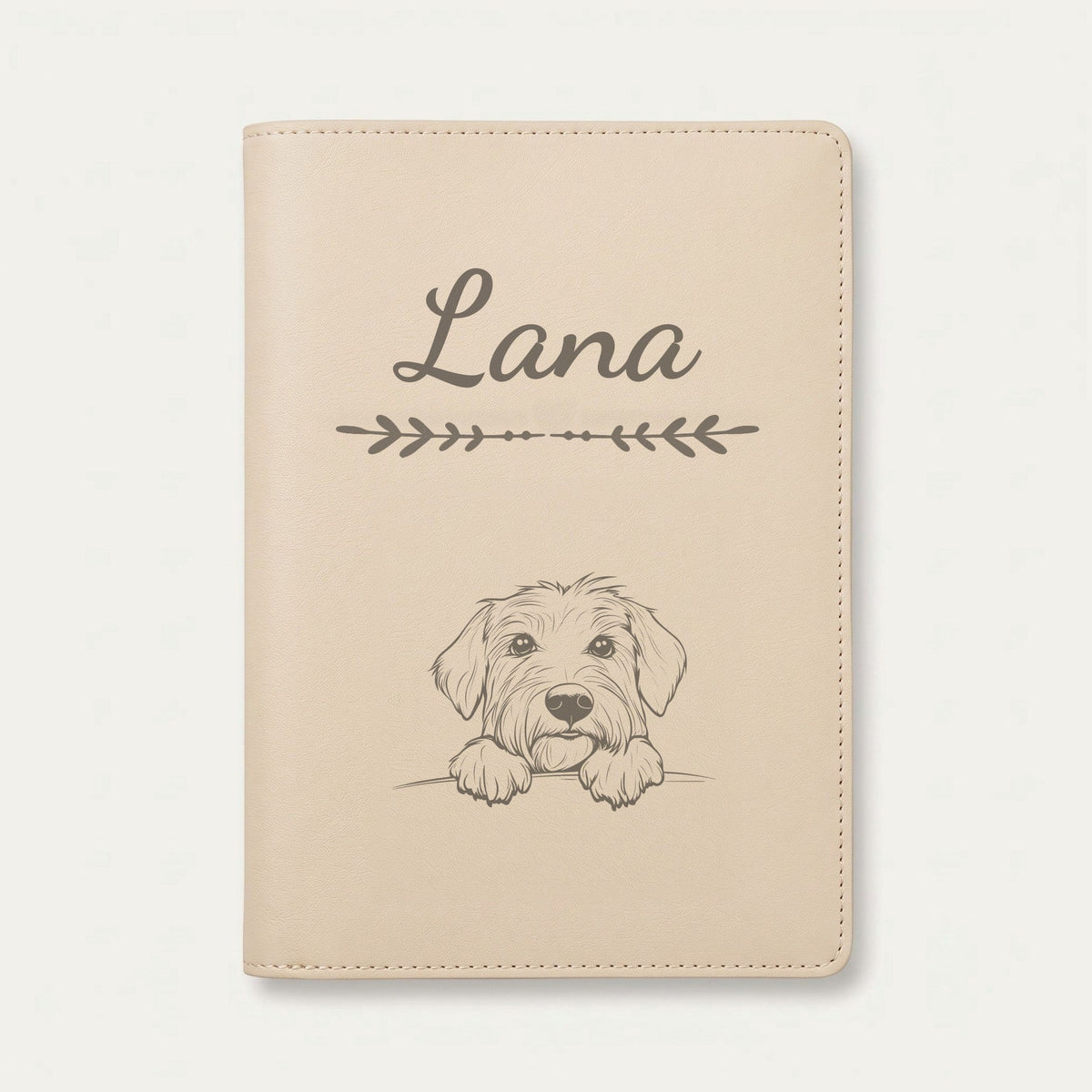 Protège carnet de santé chien personnalisé – Berger de Brie (Briard) — Crème vanille — Flèche — gravure « Lana »