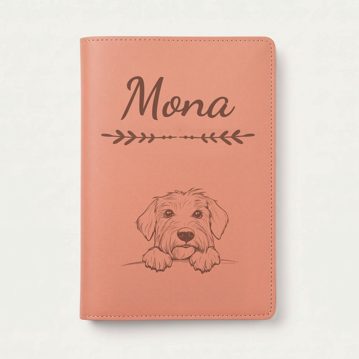 Protège carnet de santé chien personnalisé – Berger de Brie (Briard) — Terracotta — Flèche — gravure « Mona »