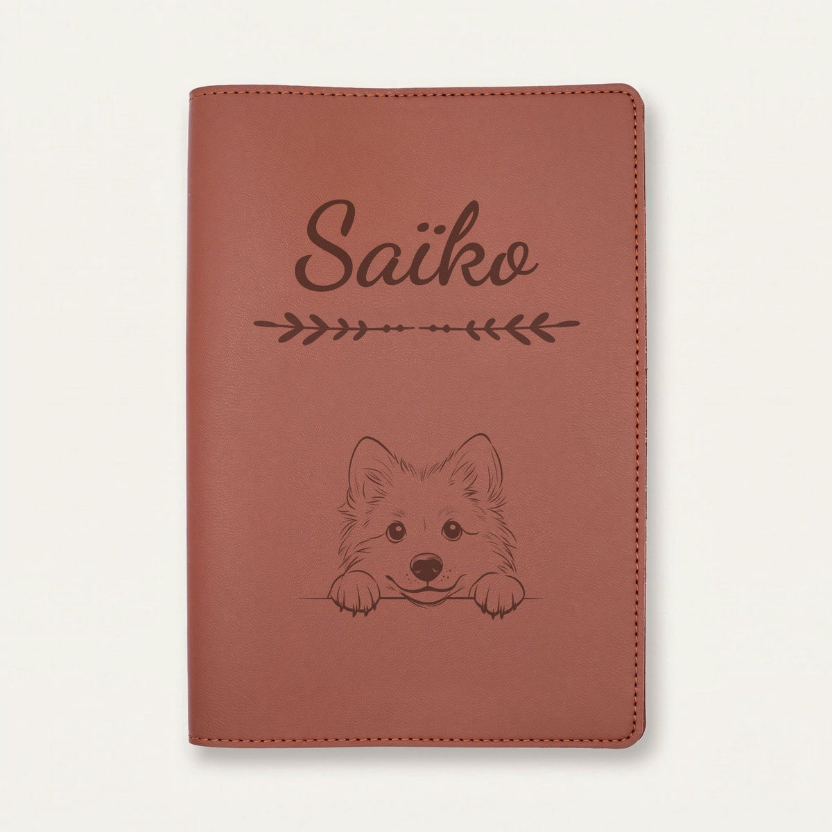 Protège carnet de santé chien personnalisé – Berger islandais — Chocolat — Flèche — gravure « Saïko »