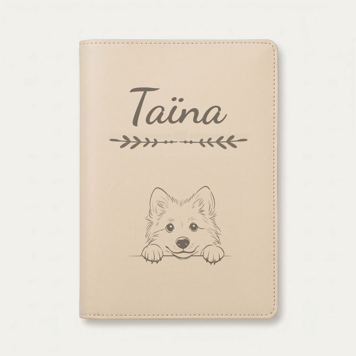 Protège carnet de santé chien personnalisé – Berger islandais — Crème vanille — Flèche — gravure « Taïna »