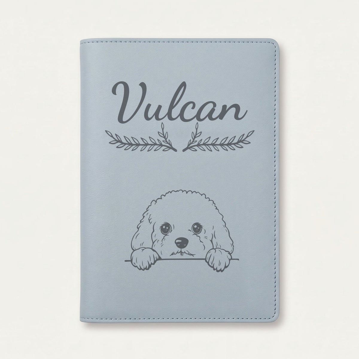 Protège carnet de santé chien personnalisé – Bichon frisé — Bleu nuage — Bouquet — gravure « Vulcan »