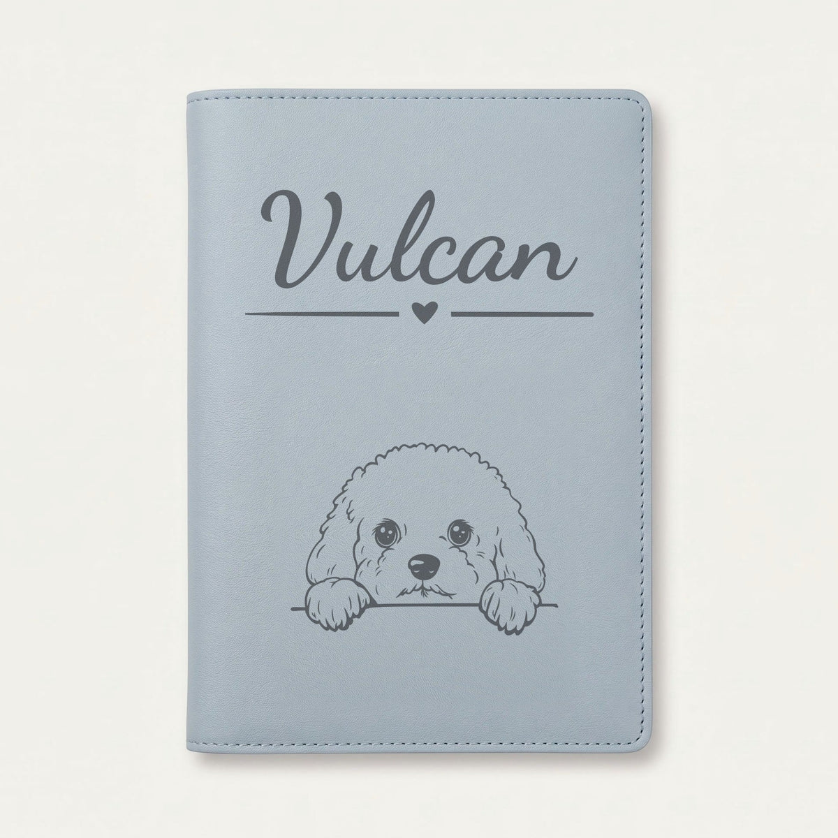 Protège carnet de santé chien personnalisé – Bichon frisé — Bleu nuage — Cœur — gravure « Vulcan »