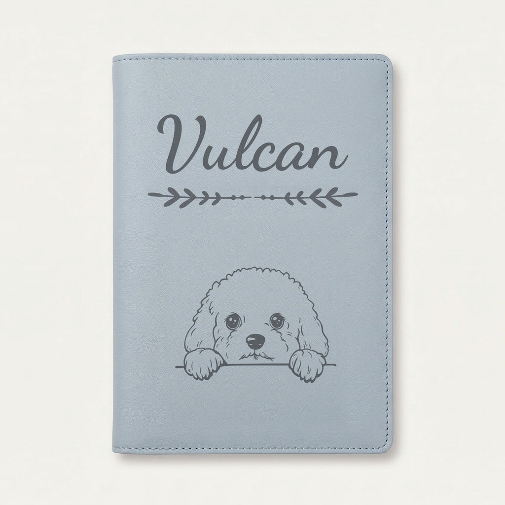 Protège carnet de santé chien personnalisé – Bichon frisé — Bleu nuage — Flèche — gravure « Vulcan »
