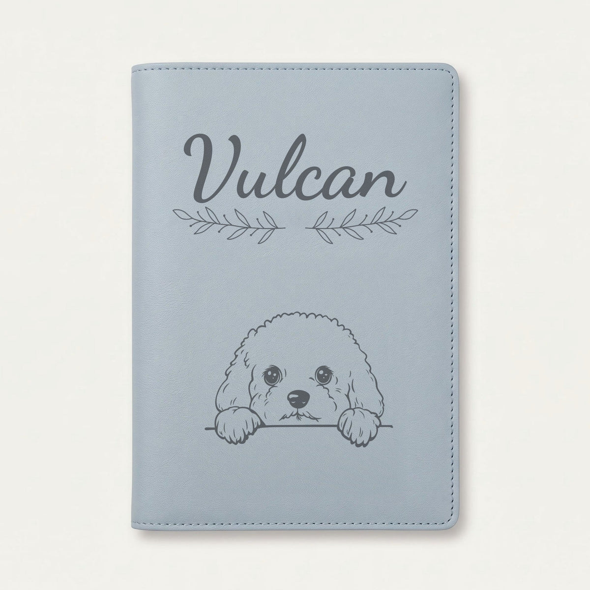 Protège carnet de santé chien personnalisé – Bichon frisé — Bleu nuage — Rameaux — gravure « Vulcan »