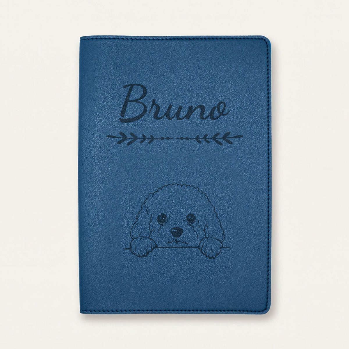 Protège carnet de santé chien personnalisé – Bichon frisé — Bleu nuit — Flèche — gravure « Bruno »