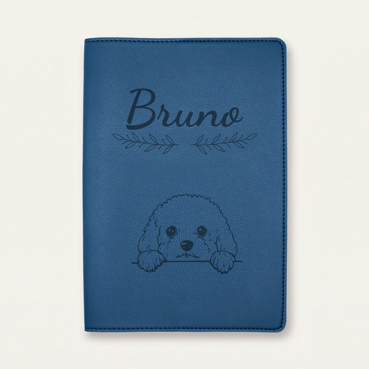 Protège carnet de santé chien personnalisé – Bichon frisé — Bleu nuit — Rameaux — gravure « Bruno »