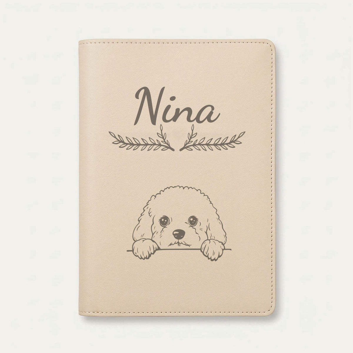Protège carnet de santé chien personnalisé – Bichon frisé — Crème vanille — Bouquet — gravure « Nina »